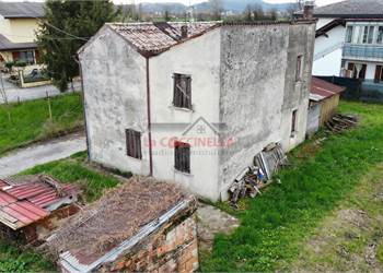 rustico con 5000mq di terreno