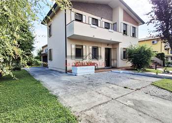 CASA SINGOLA DIVISA IN DUE UNITA.